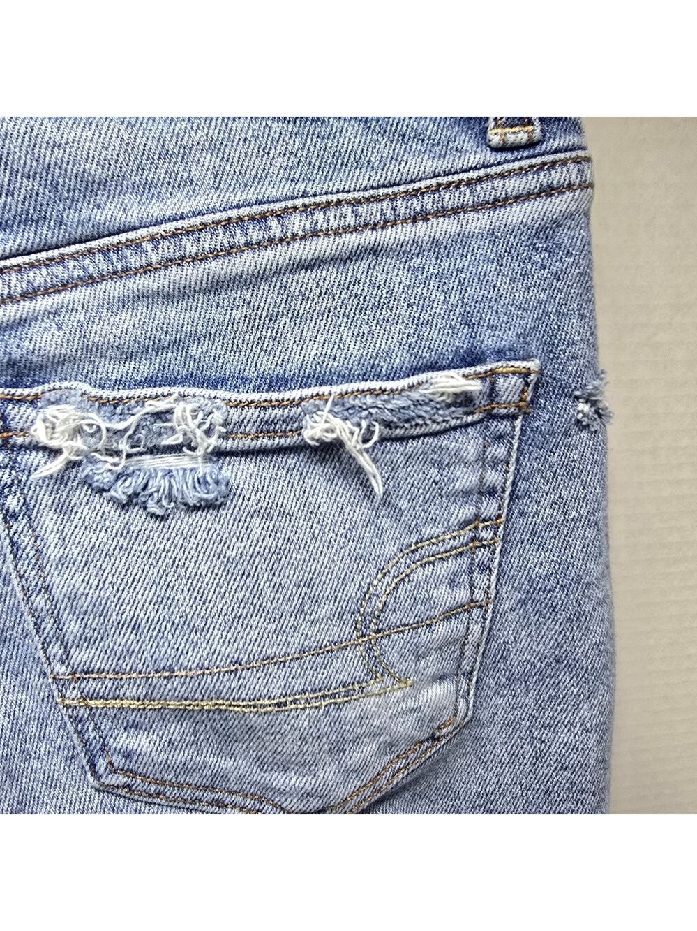American Eagle Outfitters Light Blue Relaxed Jeans - Picture 10 of 16